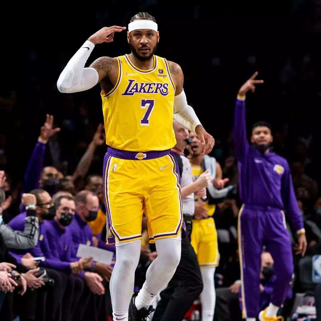 里程碑夜丹佛掘金绝杀压哨；欧联今晨刷纪录；底气十足；更衣室氛围转暖(金属敲击的清脆音效mp3)