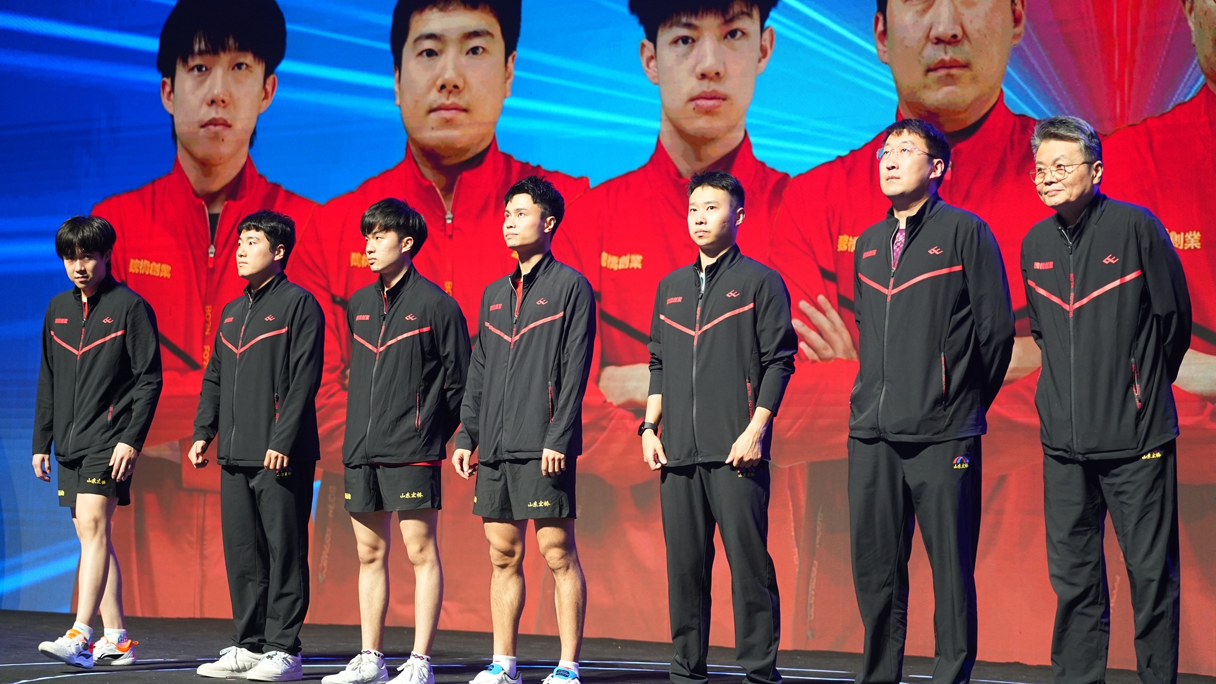 关于全明星赛今晚再迎强敌，本菲卡防线松动，主帅态度：球迷炸锅，球探报告显示潜力的信息